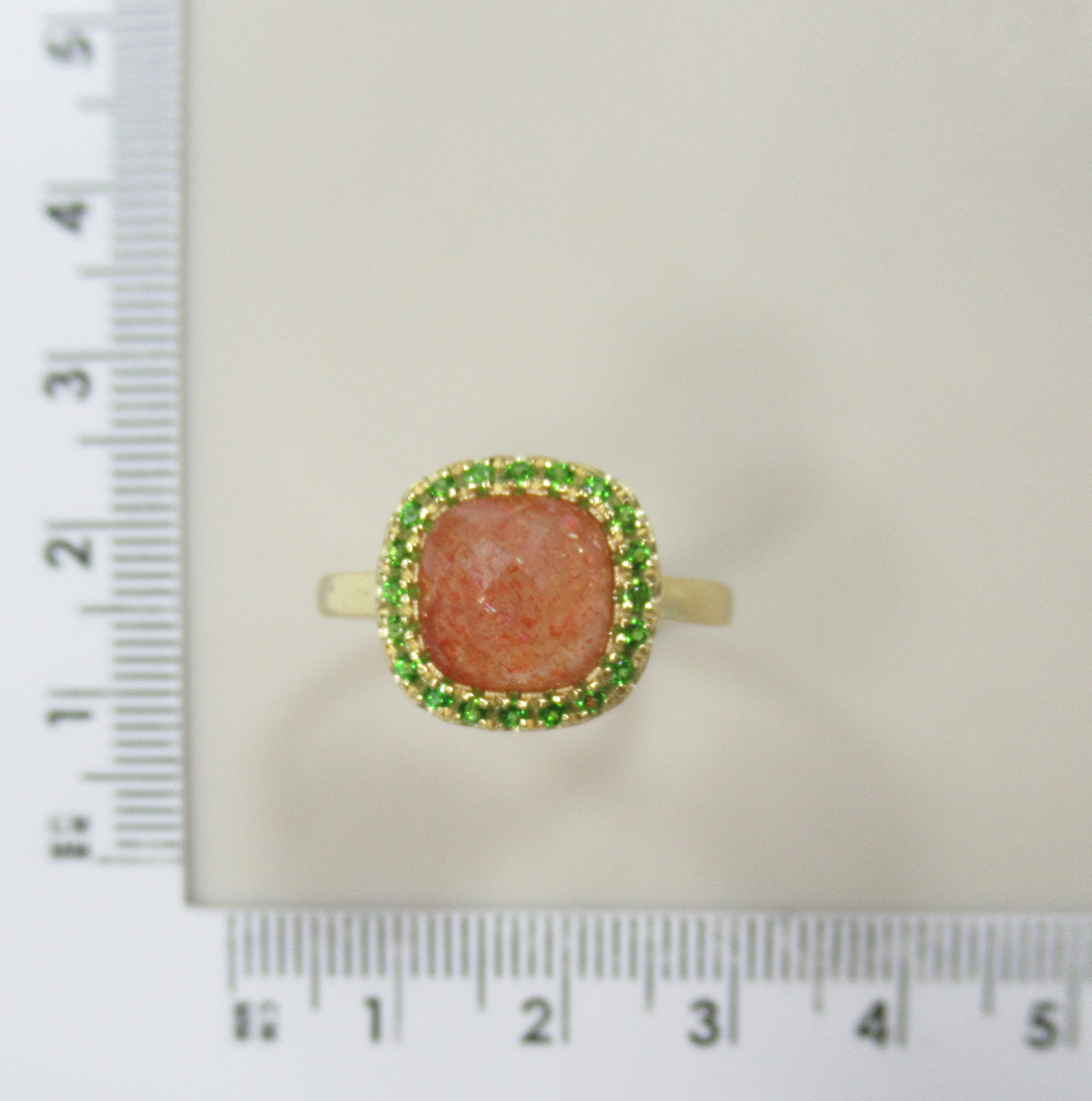 Серебряное кольцо с солнечным камнем